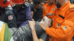 मलबे के अंदर से छात्रों ने परिचित को फोन किया: बताया- हम जिंदा हैं; मलबा हटाया तो दबा मिला युवक; दिल्ली बिल्डिंग हादसे की 19 PHOTOS1:22Play video