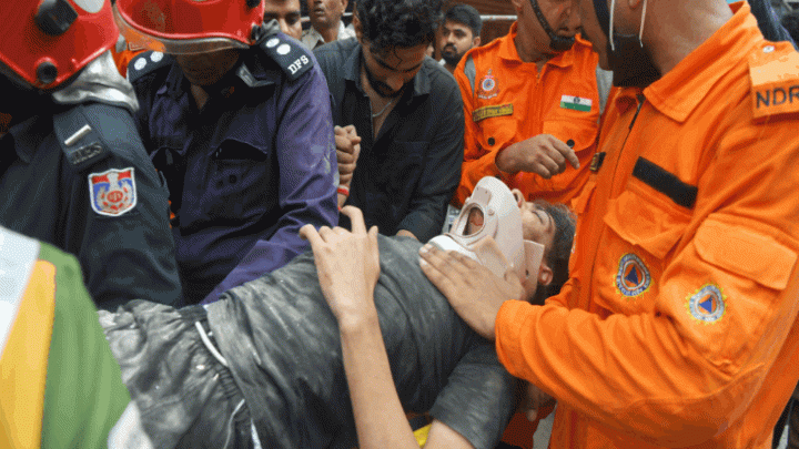 मलबे के अंदर से छात्रों ने परिचित को फोन किया: बताया- हम जिंदा हैं; मलबा हटाया तो दबा मिला युवक; दिल्ली बिल्डिंग हादसे की 19 PHOTOS1:22Play video