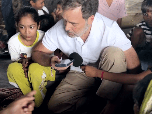राहुल दिल्ली की झुग्गी बस्ती पहुंचे: SDM से पूछा- पूरी बस्ती के वोटर गायब कैसे, सिर्फ एक नाम बचा; SIR में 47 लाख नाम कटे0:51Play video