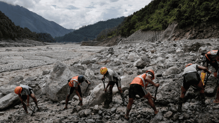 नेपाल में 5 तीव्रता का भूकंप आया: 13 दिन पहले आई बाढ़ के बाद 7 सुरंगों में फंसे कर्मचारियों की तलाश जारी0:54Play video