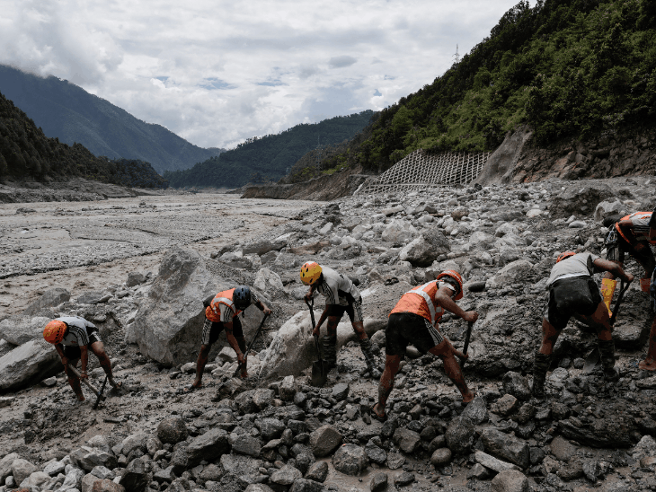 नेपाल में 5 तीव्रता का भूकंप आया: 13 दिन पहले आई बाढ़ के बाद 7 सुरंगों में फंसे कर्मचारियों की तलाश जारी0:54Play video