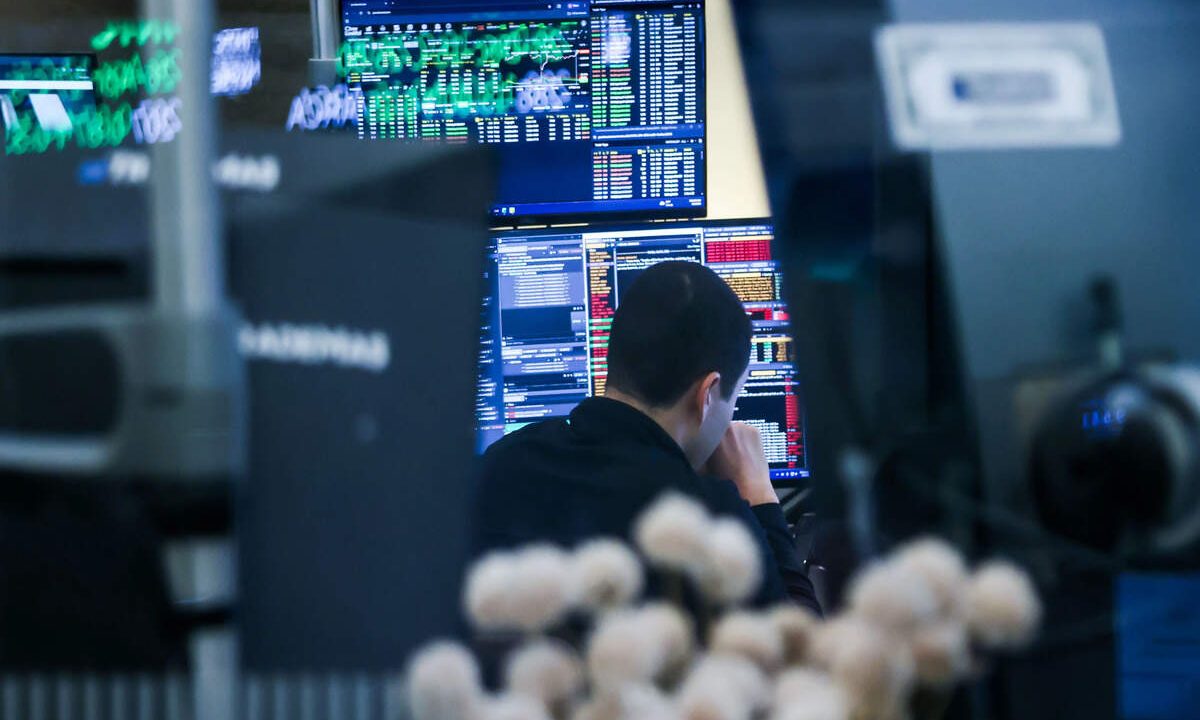 US stocks subdued as rate bets rise