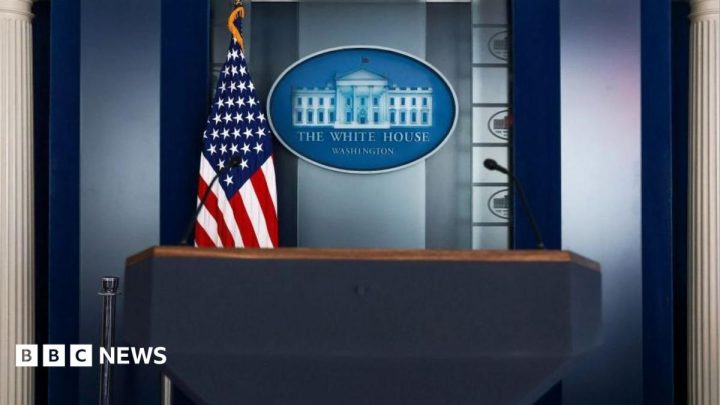Judge temporarily overturns Trump's White House media ban