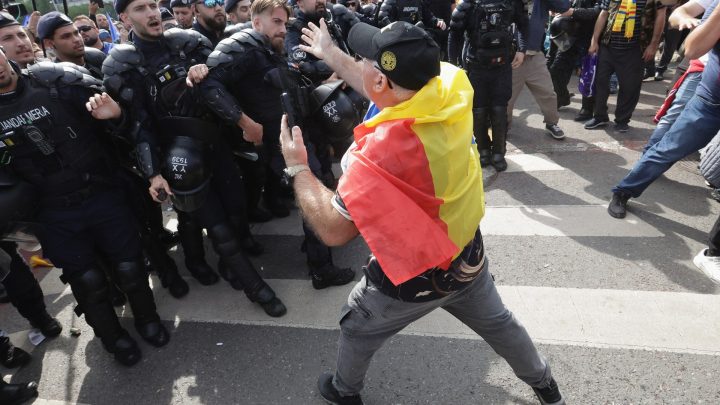 Romanian shepards and farmers clash with police