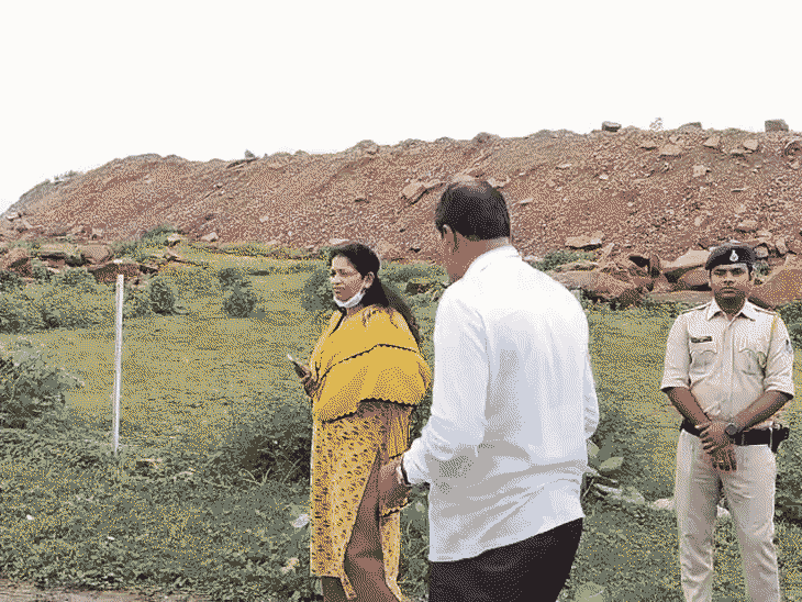 MP में जहरीली शराब से 2 दिन में 12 मौतें: जहर इतना कि शरीर नीले पड़े, 109 भर्ती; सागर में 5 अधिकारी सस्पेंड, 30 पर FIR1:45Play video