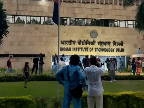 ग्राउंड रिपोर्टक्या सुसाइड फैक्ट्री बन रहे IIT कैंपस: मां को ताना- ‘एक बच्चा नहीं संभलता‘, बेटे ने जान दी, 10 साल में 135% बढ़ा सुसाइड2:18Play video