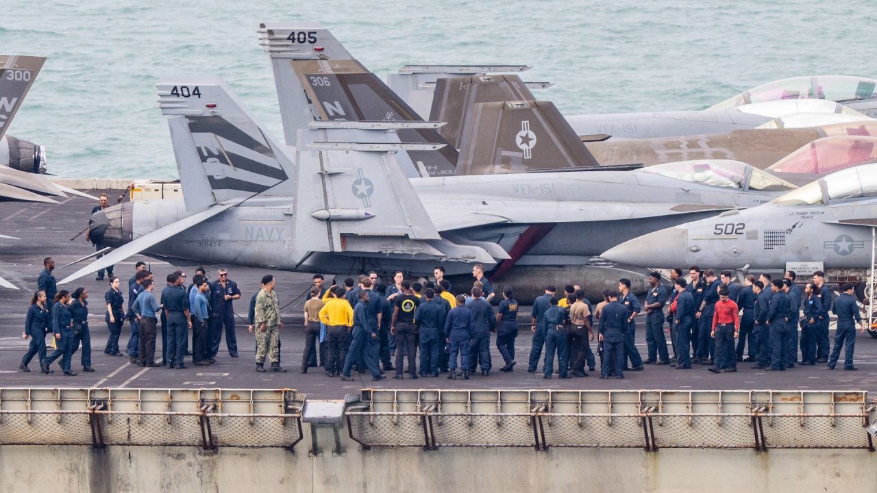 5,000 US sailors descend on Thailand as USS Abraham Lincoln docks