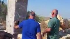 Palestinian landowners confront bulldozers using their hands