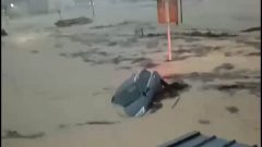 Floodwaters sweep cars away in eastern China