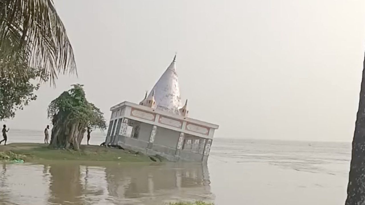 Indian temple collapses into Ganges as riverbank erodes