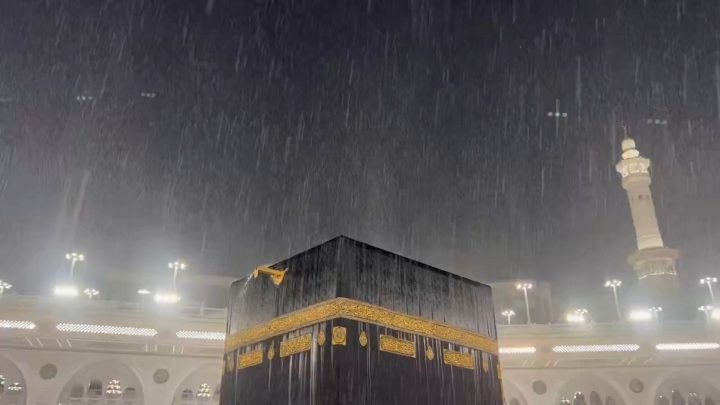 Heavy rain falls over the Kaaba in Mecca