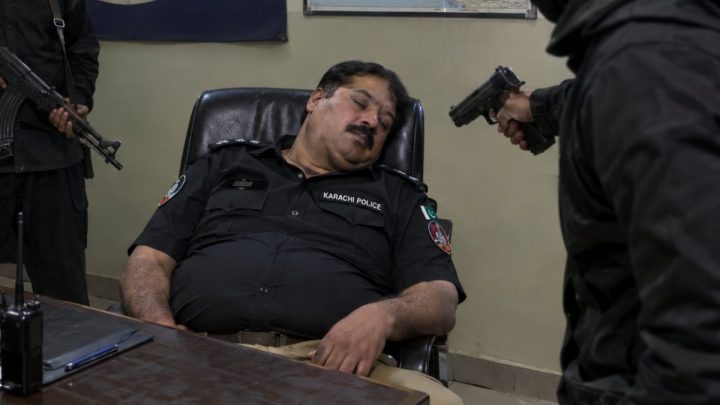 20 Armed Men Rob Sleeping Police Officers in Karachi