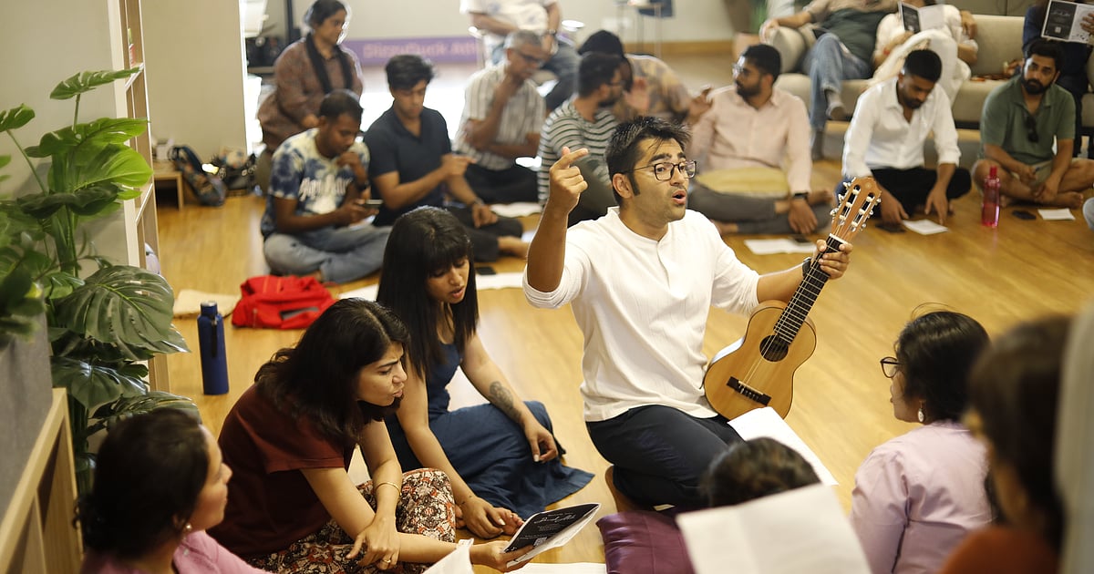 Non-singers become a choir over 2 hours at B'luru Flash Jam events
