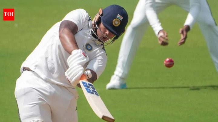 News4, 6, 4! Sooryavanshi takes on Mohammed Siraj in Duleep Trophy final – Watch
