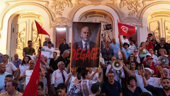 Tunisia arrests journalist amid crackdown on government critics