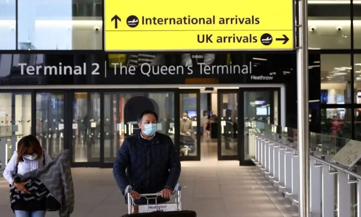 Nearly 600 UK flights cancelled as NATS hit by glitch