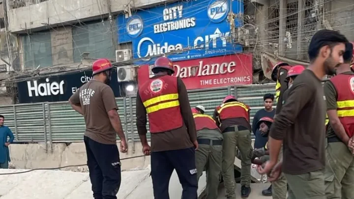 1 killed as under construction Red Line structure collapses on Karachi’s University Road