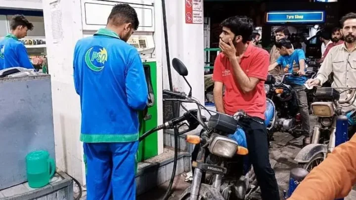 Govt reduces petrol price by Re0.66 per litre, raises high-speed diesel rate by Re0.52