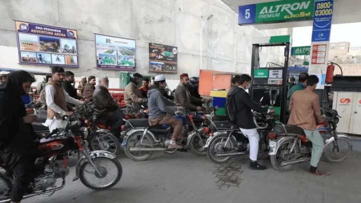 Petrol price down by Rs2.93 per litre, high-speed diesel's rate up by Re0.61