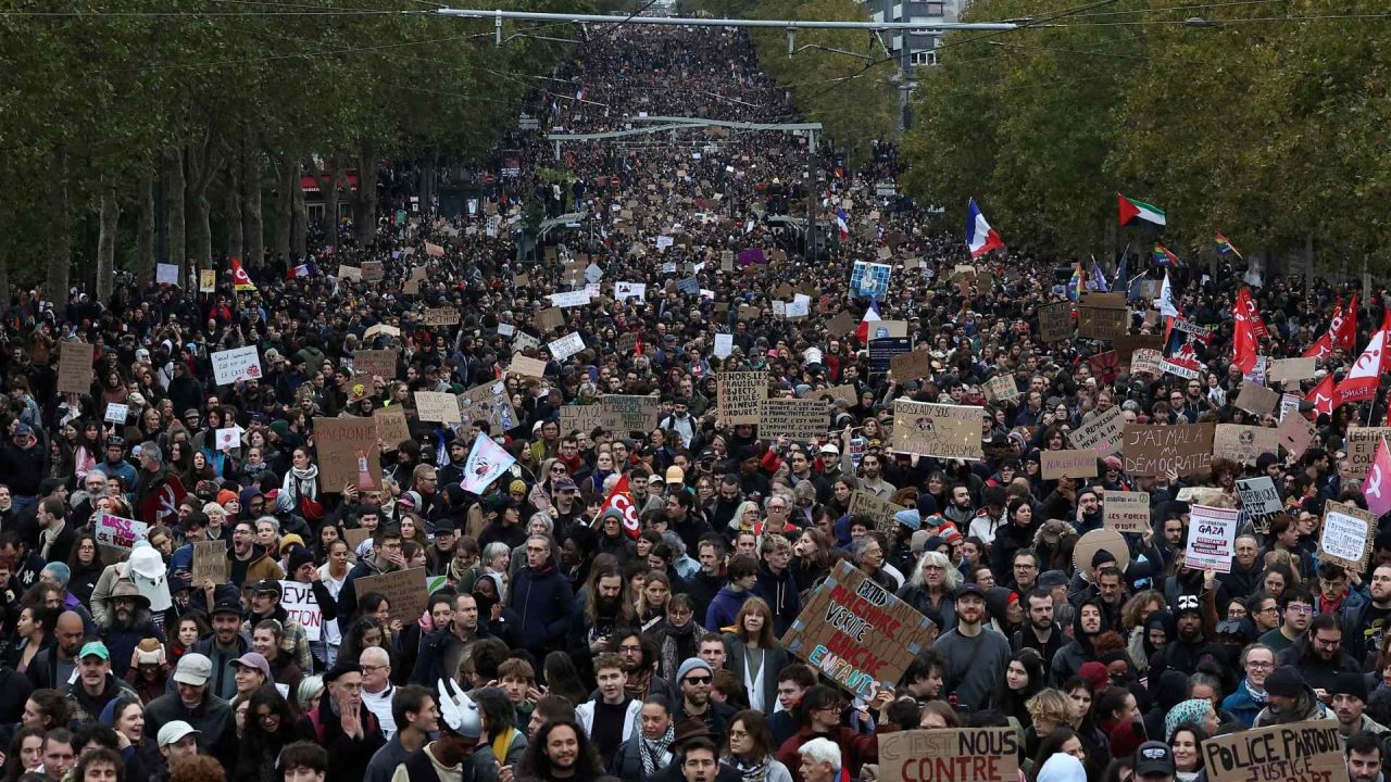 Thousands join Paris protests as authorities clamp down on disorder