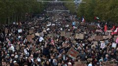 Thousands join Paris protests as authorities clamp down on disorder