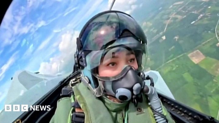 Thai Queen makes first solo flight in fighter jet