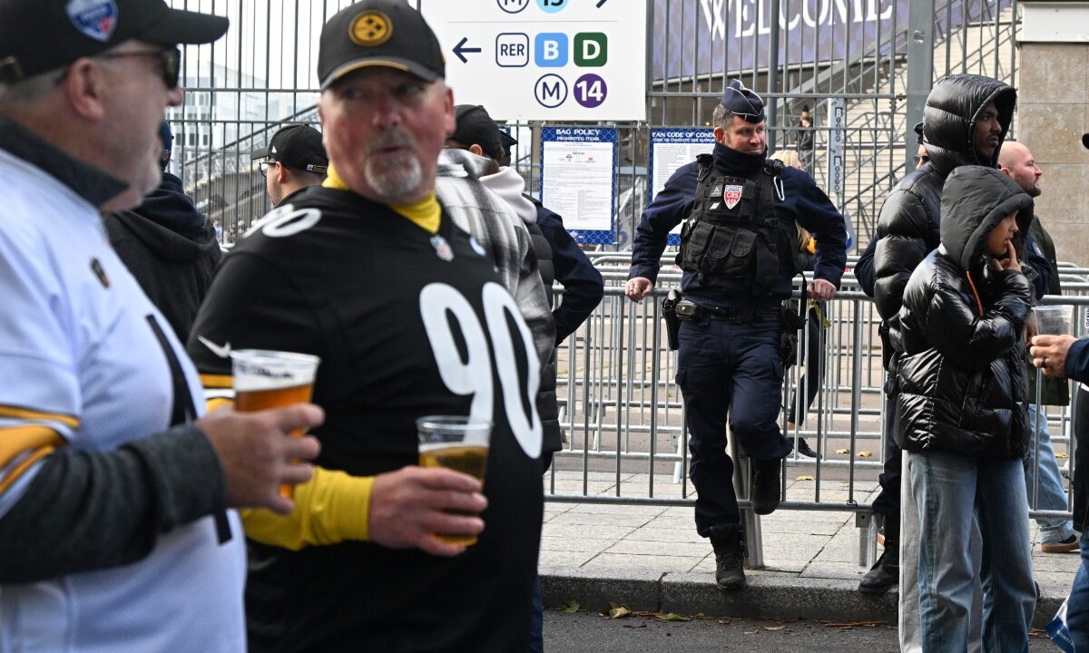 Aficionados llenan el Stade de France para el primer juego de la NFL en París pese a protestas