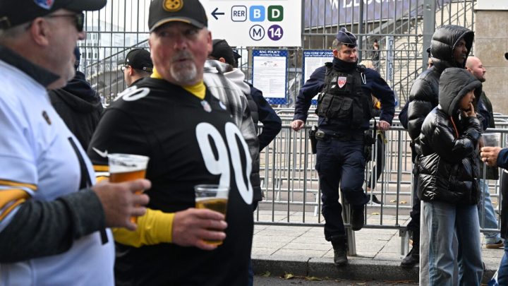 Aficionados llenan el Stade de France para el primer juego de la NFL en París pese a protestas