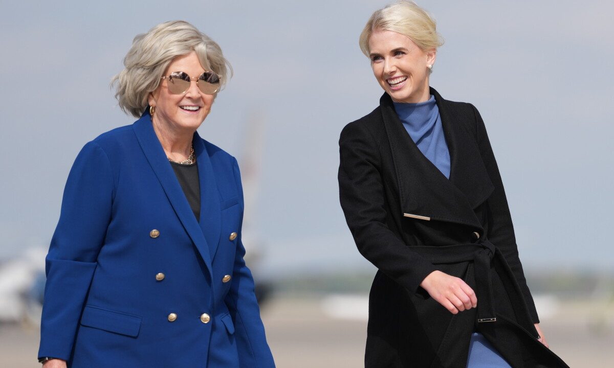 Who's on Air Force One? Trump's midterms entourage includes strategists, aides and aging athletes