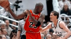 Camiseta de Michael Jordan fija récord de 14 millones en recuerdos de básquet, dice subasta