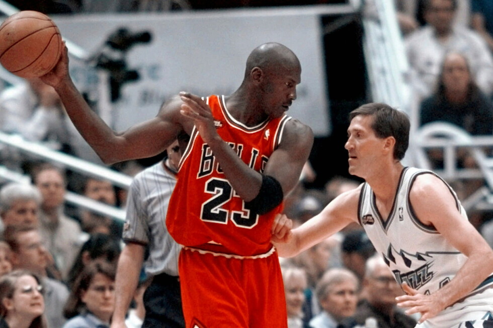 Camiseta de Michael Jordan fija récord de 14 millones en recuerdos de básquet, dice subasta