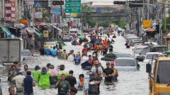 Photographer captures crowd waist deep in Bangkok’s floodwaters