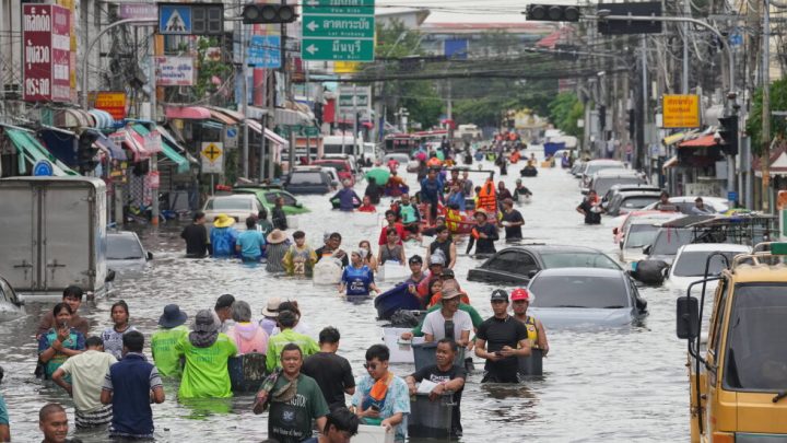 Photographer captures crowd waist deep in Bangkok’s floodwaters