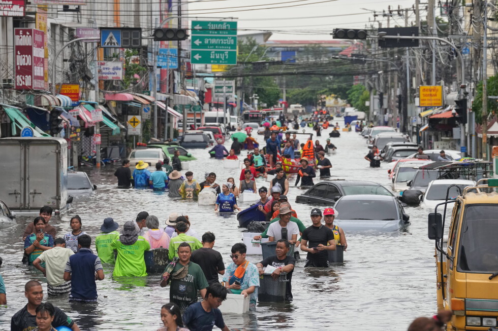Photographer captures crowd waist deep in Bangkok's floodwaters
