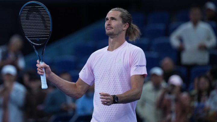 Zverev asegura el número 1 de fin de año tras derrota de Alcaraz y lesión de Sinner
