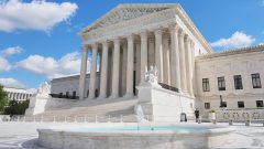Corte Suprema de EEUU rechaza restricciones de Trump a la atención médica de presos transgénero