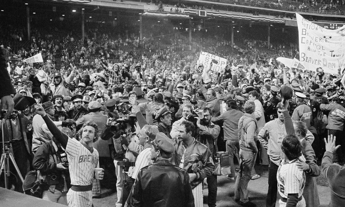 Robin Yount and others from Milwaukee's 1982 World Series team hope the Brewers finally win it all