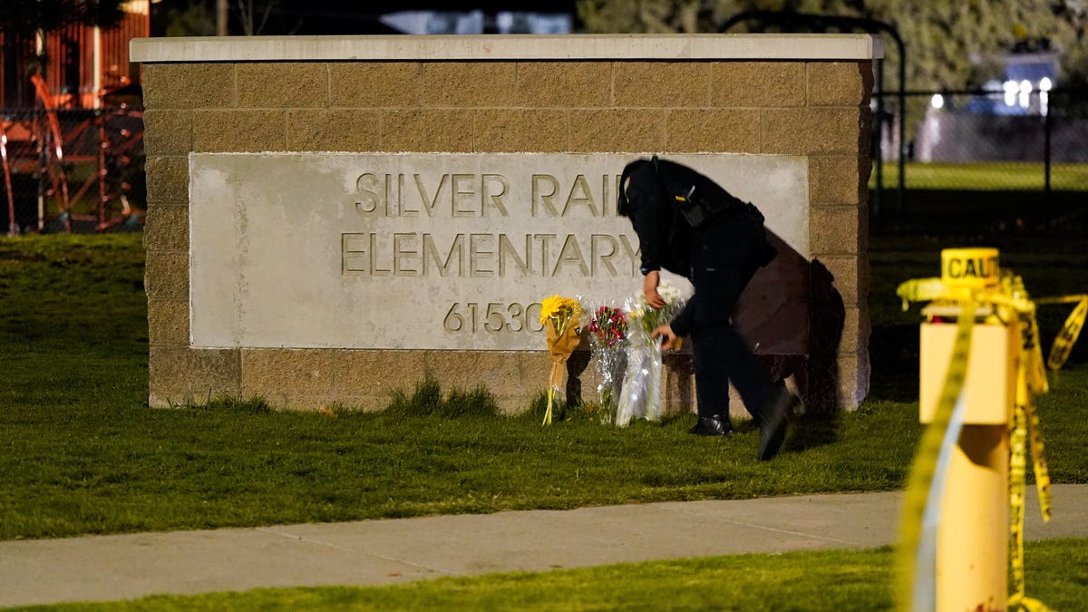 Teacher, parent hailed as heroes in halting Oregon school shooter