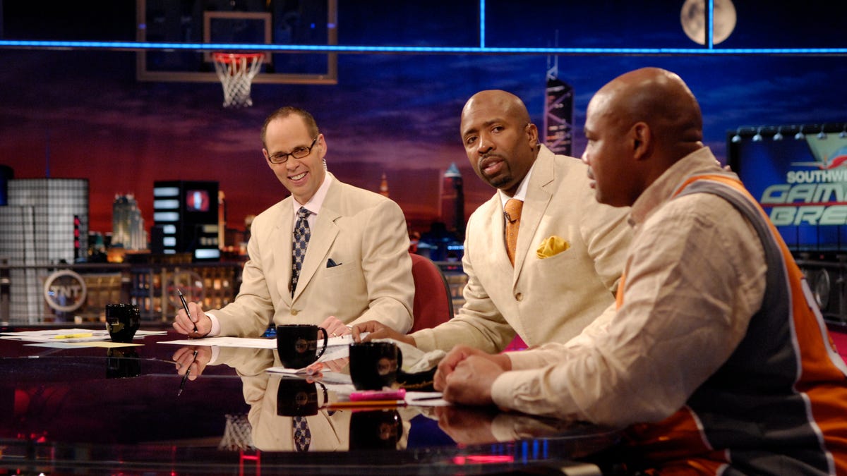 Charles Barkley tears up with 'Inside the NBA' co-hosts paying tribute to Ernie Johnson