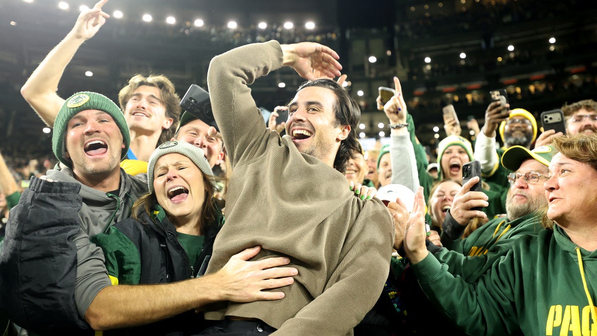 Brewers bring World Series trophy to Packers game, Sal Frelick does Lambeau Leap