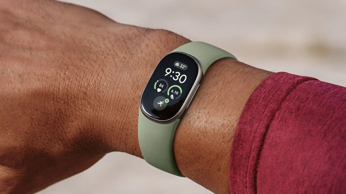 Google’s New Fitbit Edge Offers 50+ Workouts and Replaceable 7-Day Battery Life