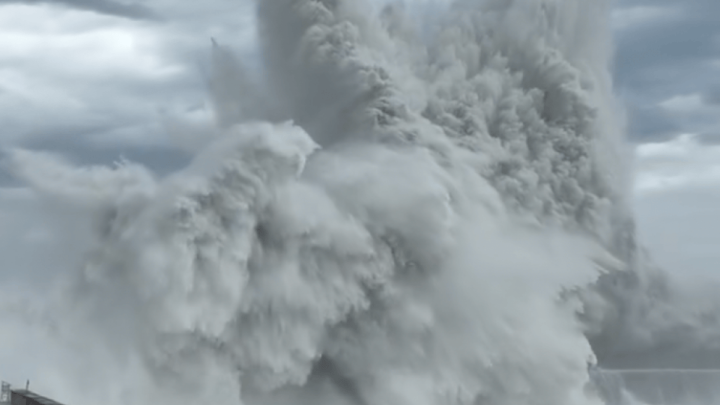 Typhoon Champi unleashes huge waves along Taiwan’s coast