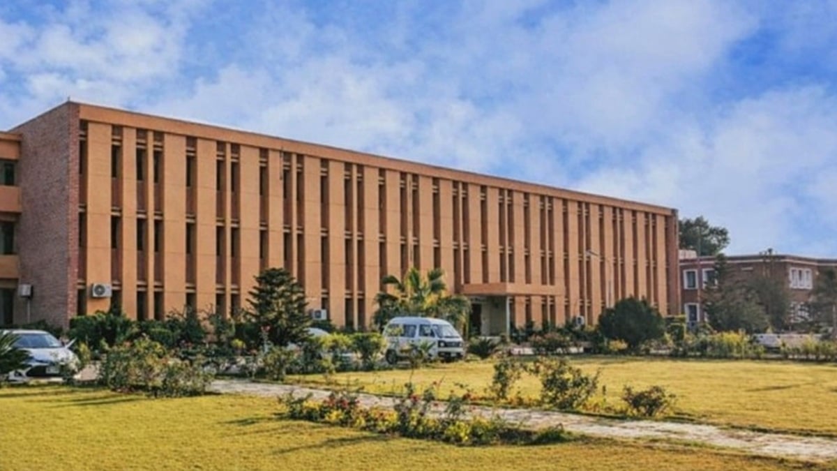 Sindh Considers Raising Retirement Age for University Teachers