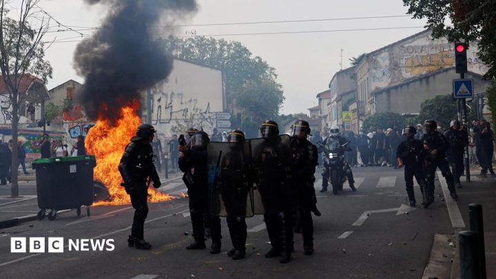 France closes up to 500 schools Monday over student protests