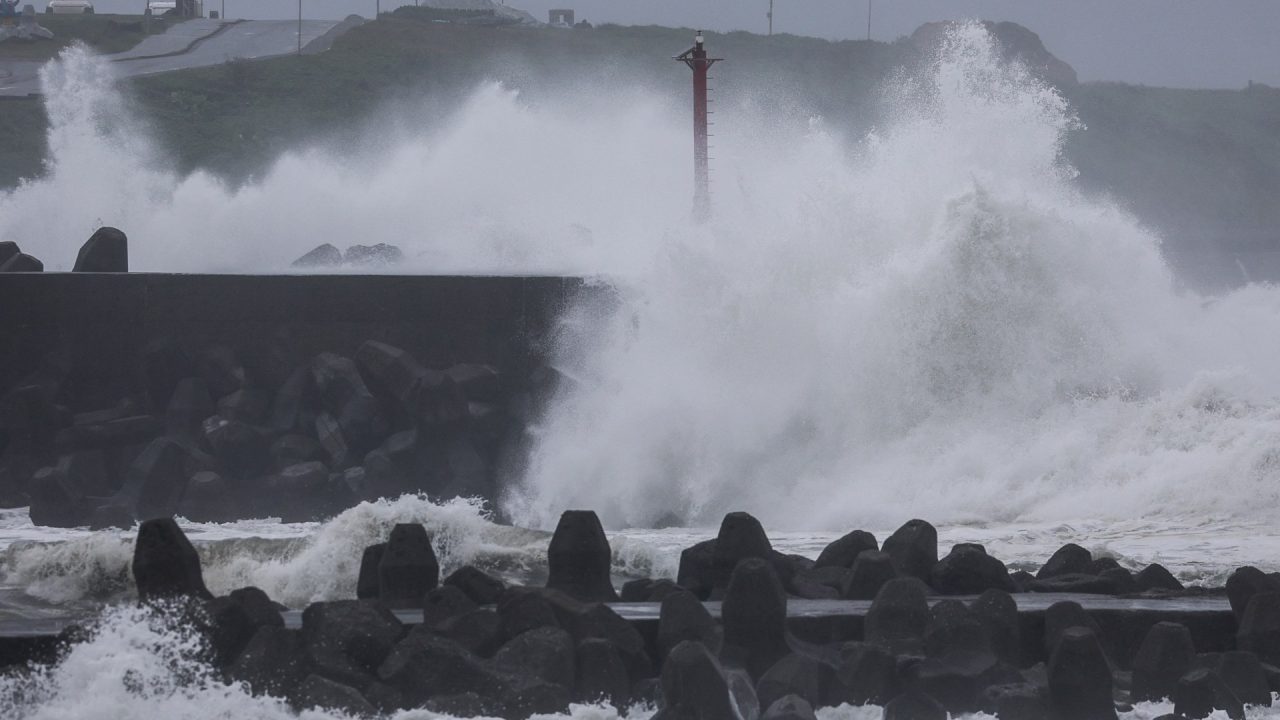 Typhoon Champi hits Taiwan, killing one and injuring 350