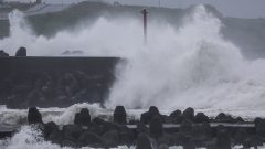 Typhoon Champi hits Taiwan, killing one and injuring 350