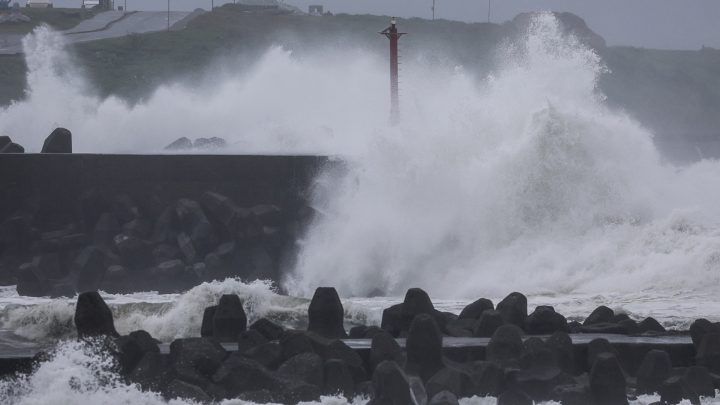 Typhoon Champi hits Taiwan, killing one and injuring 350