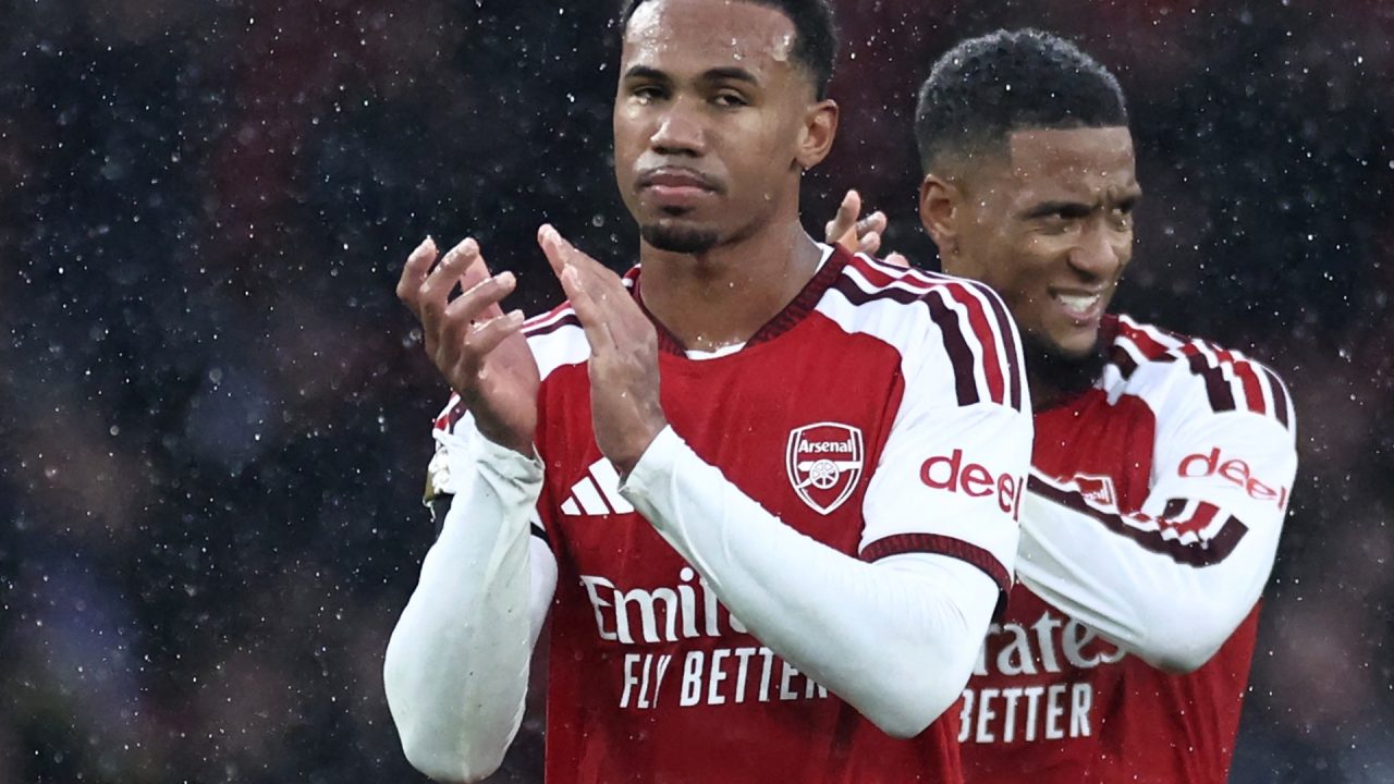 Arsenal join Man City at Premier League summit, Spurs shock Chelsea 2-0