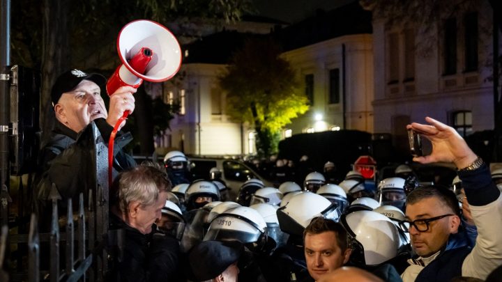 Polish police deployed to top court after head judge suspended