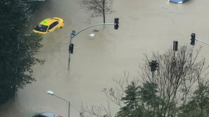 Teenager dies as heavy rain floods Istanbul